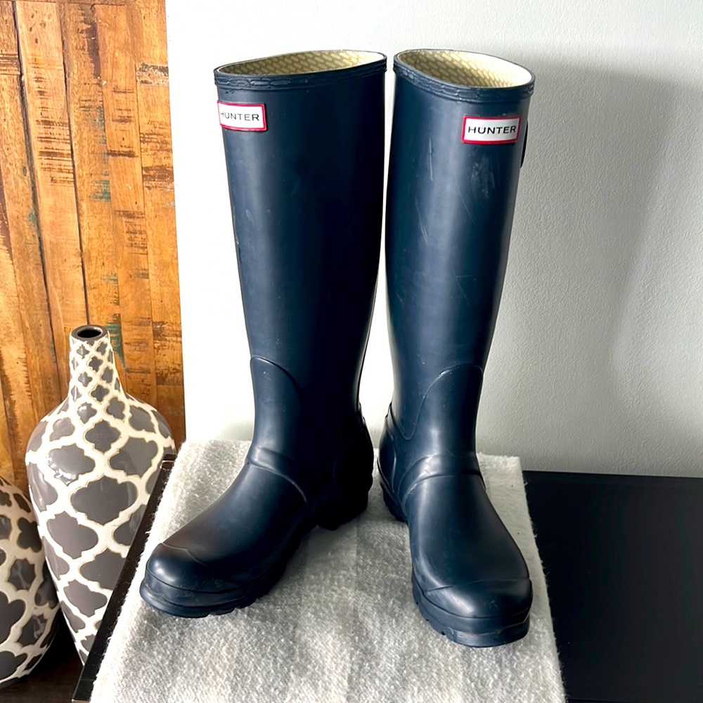 Tall HUNTER rain boots. Lightly worn. NAVY. Size UE 38, 7.5.